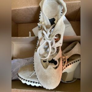 Elegant Cream Lace-Up Women's Shoes